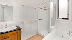 Shower, jetted bath, hair dryer - Cowes Beachfront Penthouse (Cowes)