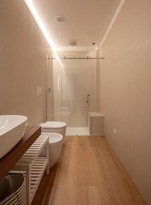 Een douche, een haardroger, handdoeken