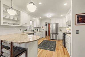 Kylskåp, mikrovågsugn, ugn och spishäll