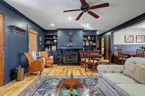 Smart TV, chimenea y libros 