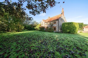 Property grounds - Orchard House 140 - sleeps 10 guests  in 5 bedrooms (Blakeney)