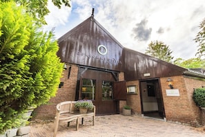 A rustic building with a sign reading "DEKROMMEDISSEL". - Relax and Play: Indoor Pool, Cycling Nearby, Game Room & Free Parking (Heelsum)