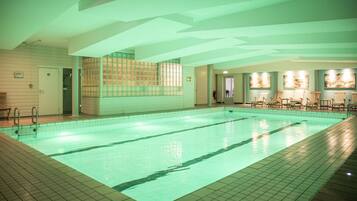 Een binnenzwembad en een verwarmd zwembad