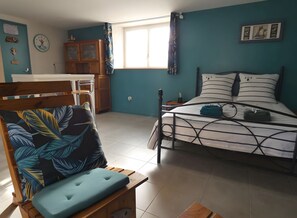 Tabla de planchar con plancha y ropa de cama 