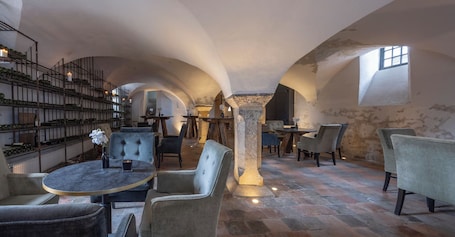 Dining. Restored Warehouse Room Close to WILDLANDS Adventure Zoo Emmen