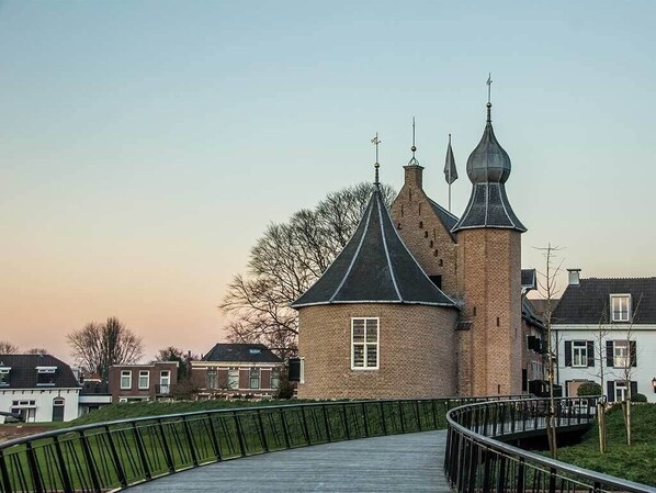 Un edificio de ladrillo con una torre distintiva y una cúpula, probablemente un sitio histórico o cultural.