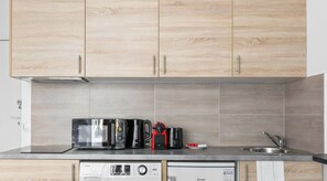 Fridge, microwave, stovetop, dishwasher - Charmant studio au cœur du 9ᵉ arrondissement (Paris)
