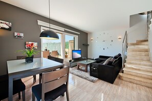 Interior - Villa 'Syrah' with Lake View, Wi-Fi and Air Conditioning (Alcúdia)