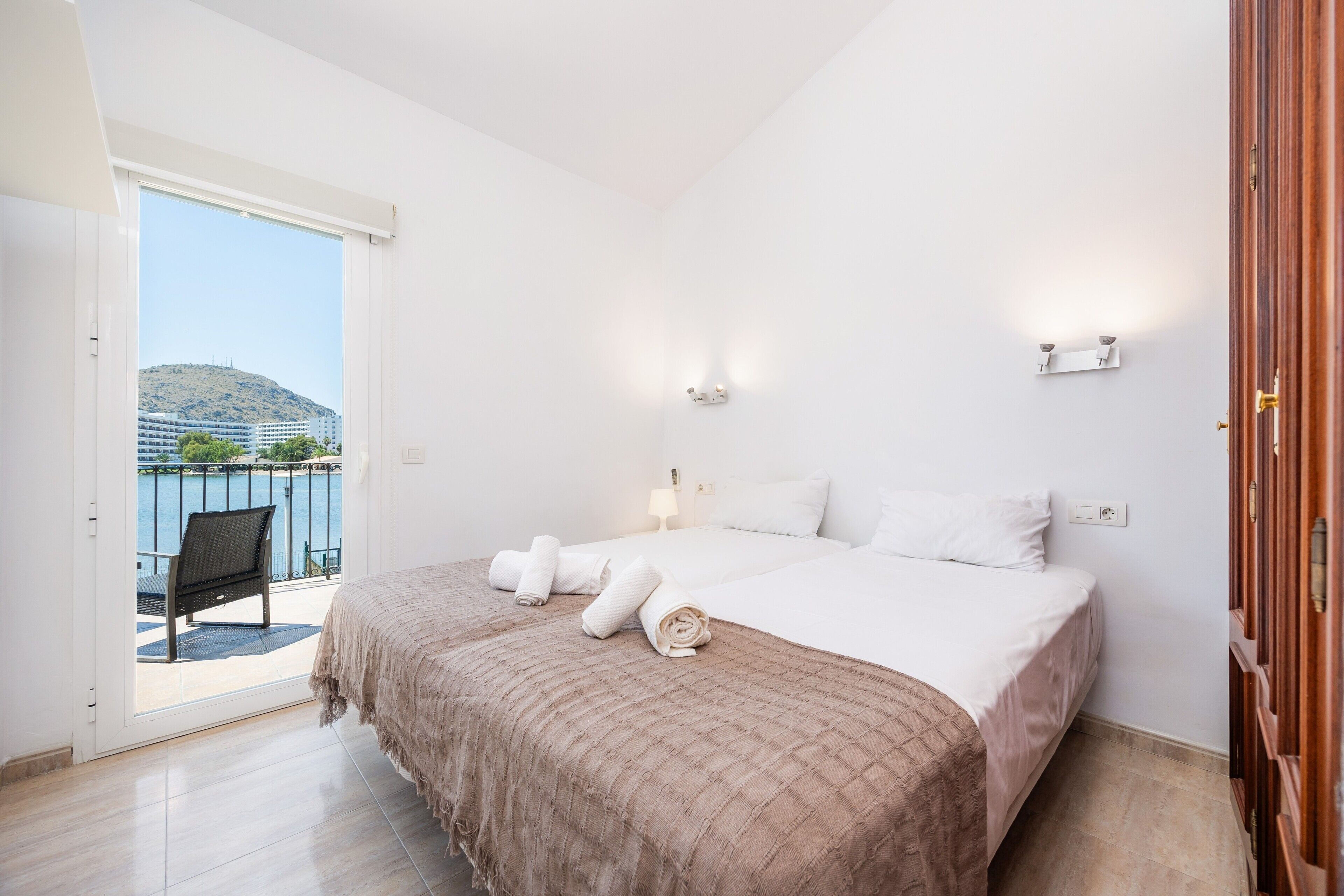 3 slaapkamers, een strijkplank/strijkijzer, wifi, beddengoed