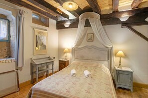 3 bedrooms, iron/ironing board, WiFi, bed sheets - Superb Medieval Stone Villa in the Heart of Issigeac (Issigeac)
