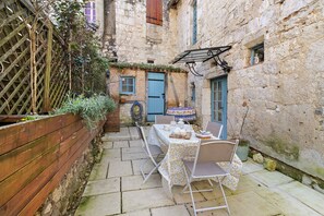 Outdoor dining - Superb Medieval Stone Villa in the Heart of Issigeac (Issigeac)