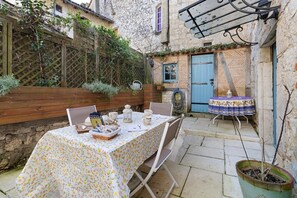 Outdoor dining - Superb Medieval Stone Villa in the Heart of Issigeac (Issigeac)