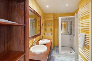 Shower, hair dryer, towels - Superb Medieval Stone Villa in the Heart of Issigeac (Issigeac)