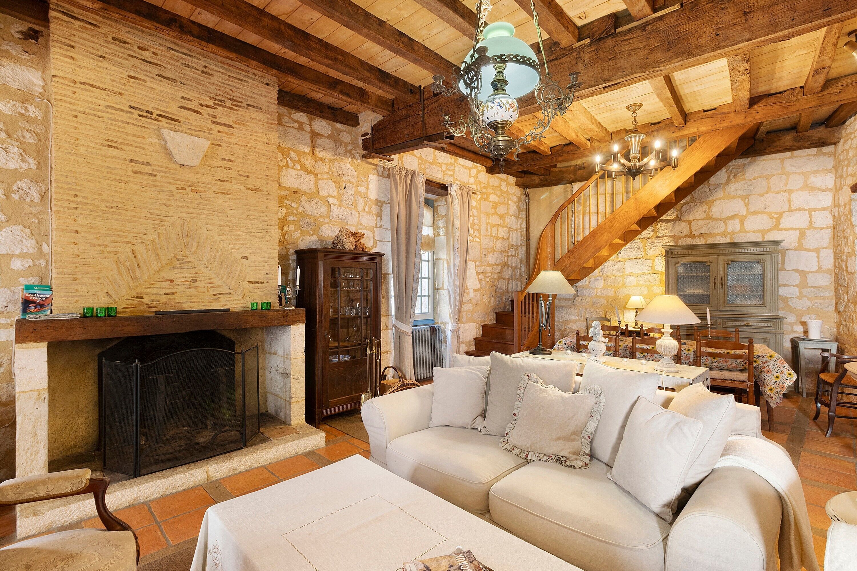 Télévision, cheminée, lecteur de DVD