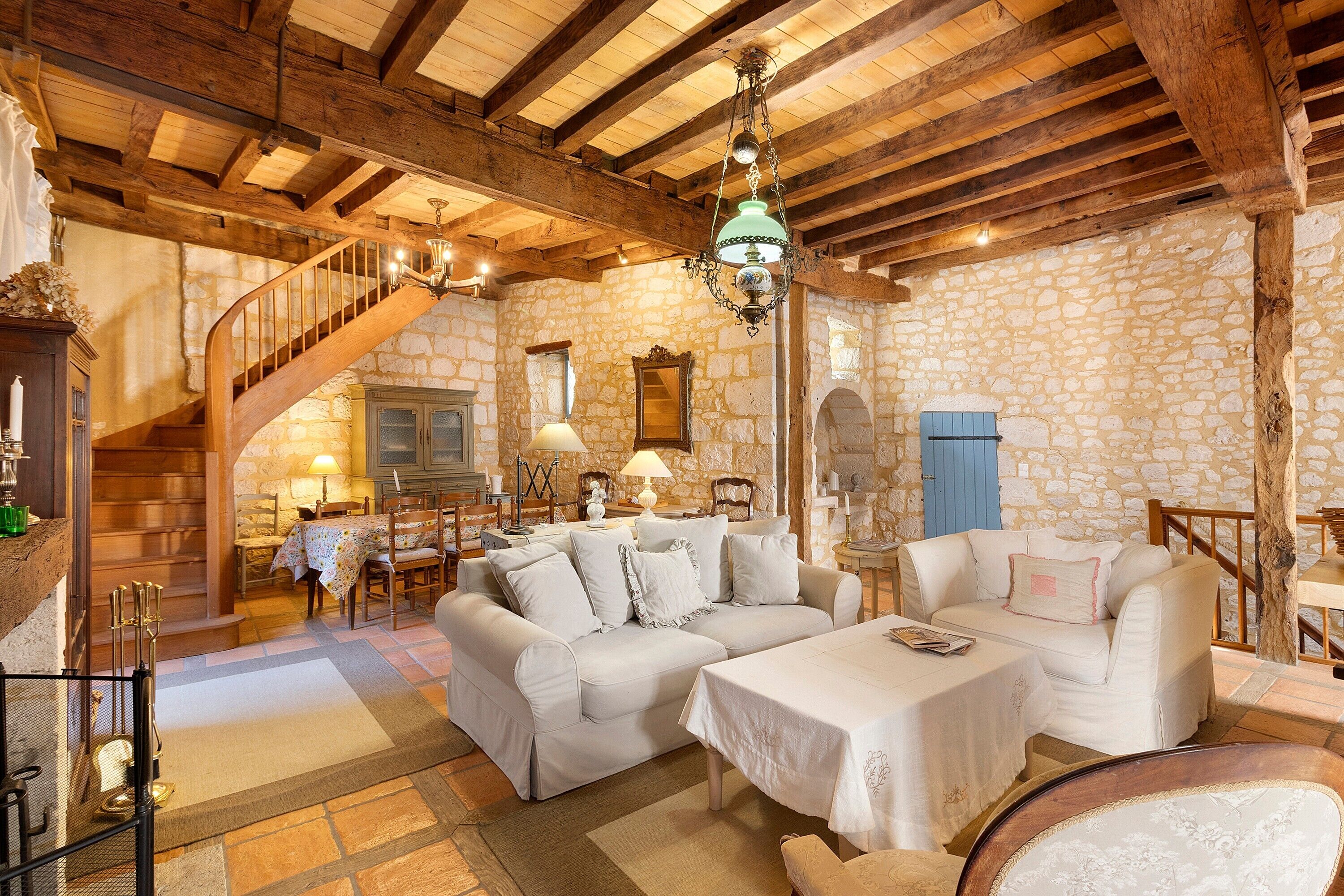 Televisión, chimenea, reproductor de DVD