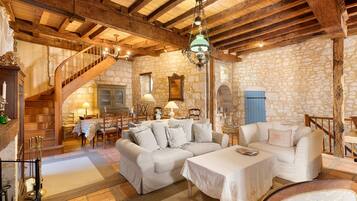 Télévision, cheminée, lecteur de DVD