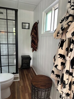 Serviettes fournies, savon, papier de toilette