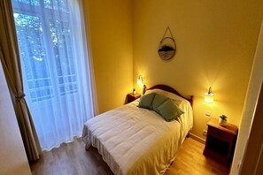 2 habitaciones, tabla de planchar con plancha y cuna de viaje 