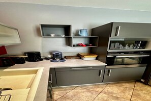 Fridge, microwave, oven, stovetop - Garden View Family Stay for 9 (Mont-Dore)