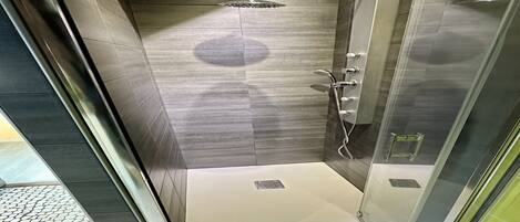 Ducha, secador de pelo, bidet