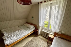 4 bedrooms, iron/ironing board, travel cot - French Base: Spa, Garden & Grill (Mont-Dore)