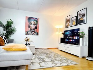 Căn hộ, 2 phòng ngủ, ban công | Phòng khách