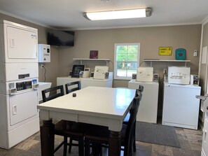 Dining - Deluxe Cabin Lodge DK3 (Sallisaw)