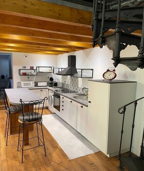 Fridge, microwave, oven, stovetop - Unique Renovated Apartment for Couple (Mont-Dore)