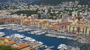 A coastal cityscape with a marina filled with boats, colorful buildings, and a hilly backdrop. - Studio Apartment 'Vintage' with Wi-Fi and Air Conditioning (Nice)