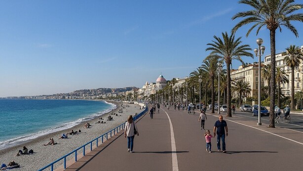 A coastal promenade with a beach, palm trees, and a historic building in the background. - Studio Apartment 'Vintage' with Wi-Fi and Air Conditioning (Nice)