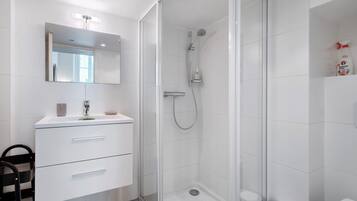 Douche, serviettes fournies