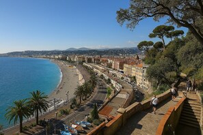Eine Küstenstadt mit Strand, Gebäuden und einer Steintreppe.