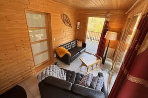 Smart TV, fireplace, DVD player - Spacious French Chalet Stay for 10 (Mont-Dore)