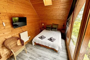 4 bedrooms, iron/ironing board, free WiFi - Spacious French Chalet Stay for 10 (Mont-Dore)