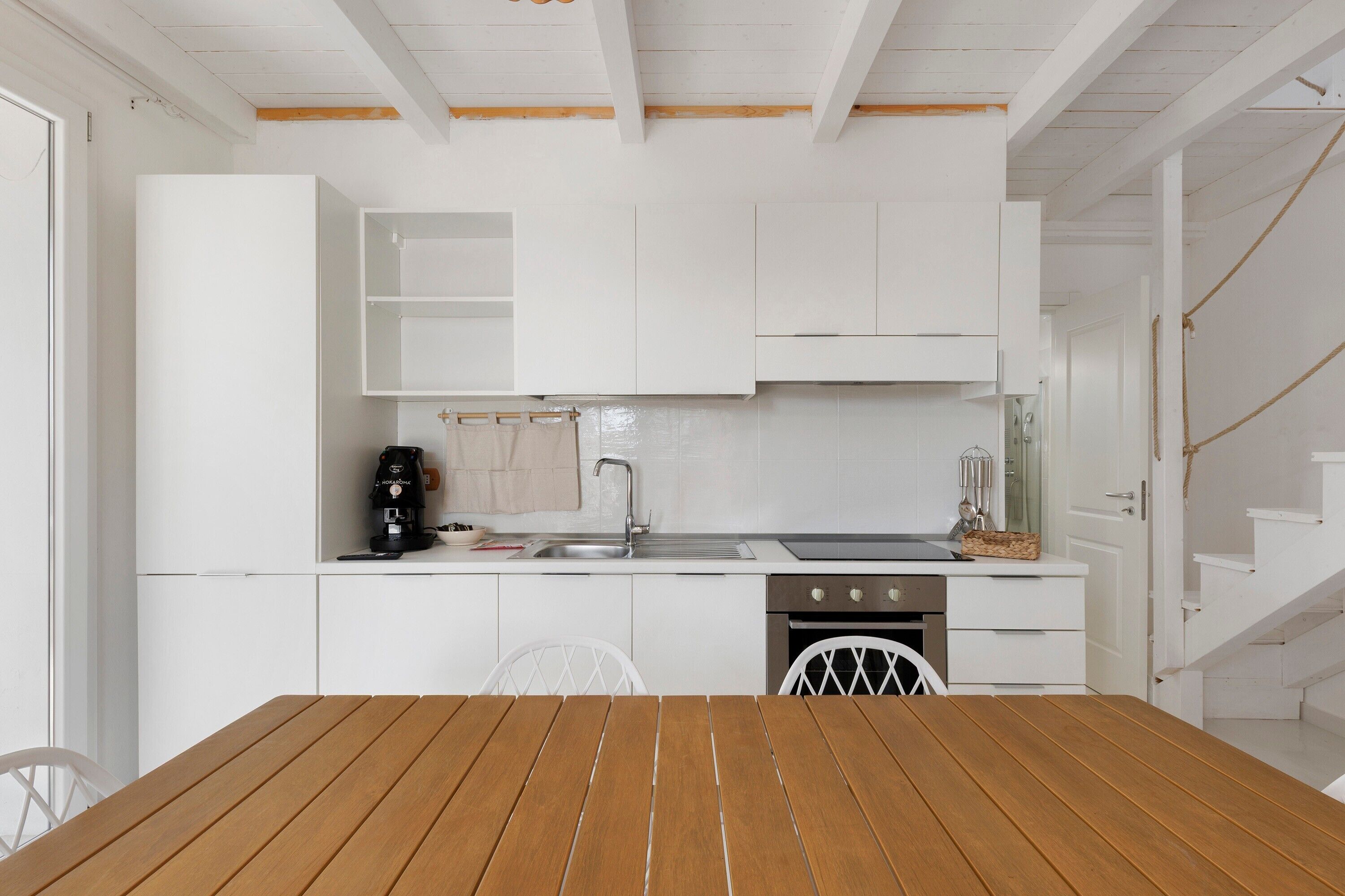 Wasserkocher mit Kaffee-/Teezubehör, Kühlschrank, Mikrowelle, Ofen