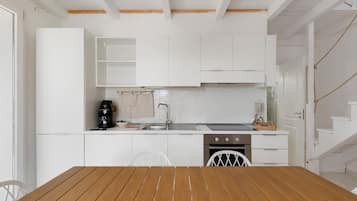 Wasserkocher mit Kaffee-/Teezubehör, Kühlschrank, Mikrowelle, Ofen