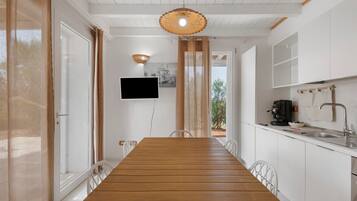 Wasserkocher mit Kaffee-/Teezubehör, Kühlschrank, Mikrowelle, Ofen