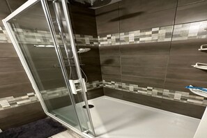 Shower, hair dryer - 2-Bedroom Revamped Flat in Auvergne (Mont-Dore)