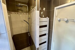 Douche, sèche-cheveux