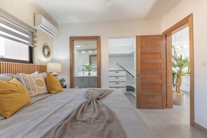 Villa – superior, bassengutsikt | Safe på rommet, blendingsgardiner og strykejern/-brett