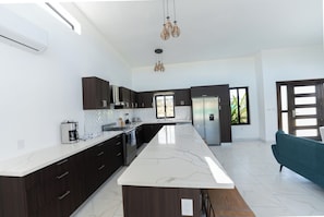 Biệt thự Deluxe, quang cảnh hồ bơi | Bếp riêng | Tủ lạnh, lò nướng, bếp nấu, dụng cụ nấu nướng/bát dĩa/dao nĩa 