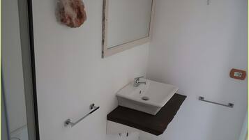 Een douche, een haardroger, handdoeken