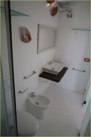 Shower, hair dryer, towels - Room 'Tenuta Degli Asinelli - Trullo' with Sea View, Wi-Fi and Air Conditioning (Alliste)