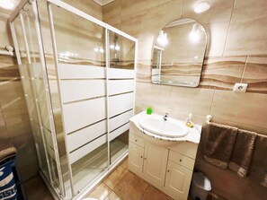 Shower, hair dryer, towels - Sunny - 4 Apartment, Shared Pool, AC, Wi-Fi, Private Balcony, Accessible (Albufeira)
