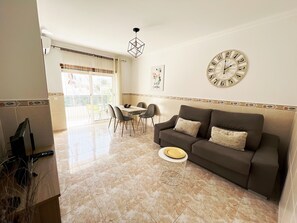 TV - Sunny - 4 Apartment, Shared Pool, AC, Wi-Fi, Private Balcony, Accessible (Albufeira)