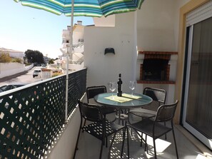 Outdoor dining - Sunny - 4 Apartment, Shared Pool, AC, Wi-Fi, Private Balcony, Accessible (Albufeira)