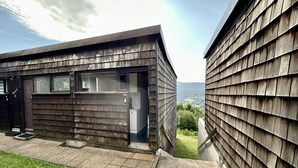 Un edificio moderno con fachada de madera y una cocina a la vista.