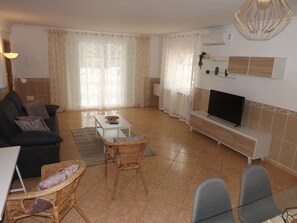 TV - 'Sunny Poolview' Apartment with Shared Pool, Wi-Fi, and Air Conditioning (Albufeira)
