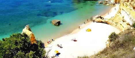 Una spiaggia nelle vicinanze