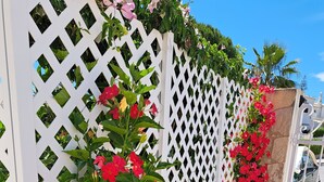 A white lattice fence with potted plants and flowers. - Villa Mariamar with Private Pool, Wi-Fi, and Air Conditioning (Vale da Azinheira)